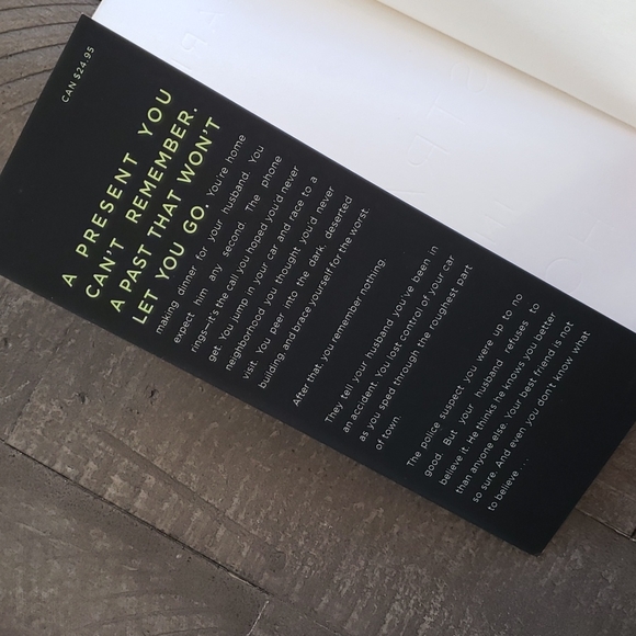 A STRANGER IN THE HOUSE: A Novel by Shari Lapena - Picture 3 of 3